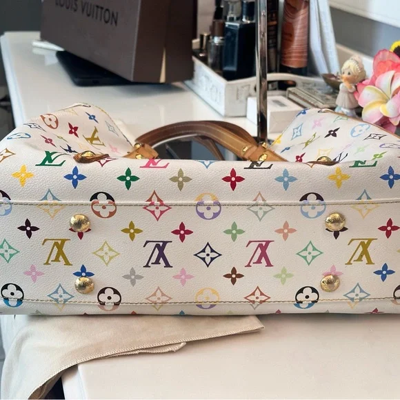 Louis Vuitton - Picture 9 of 17